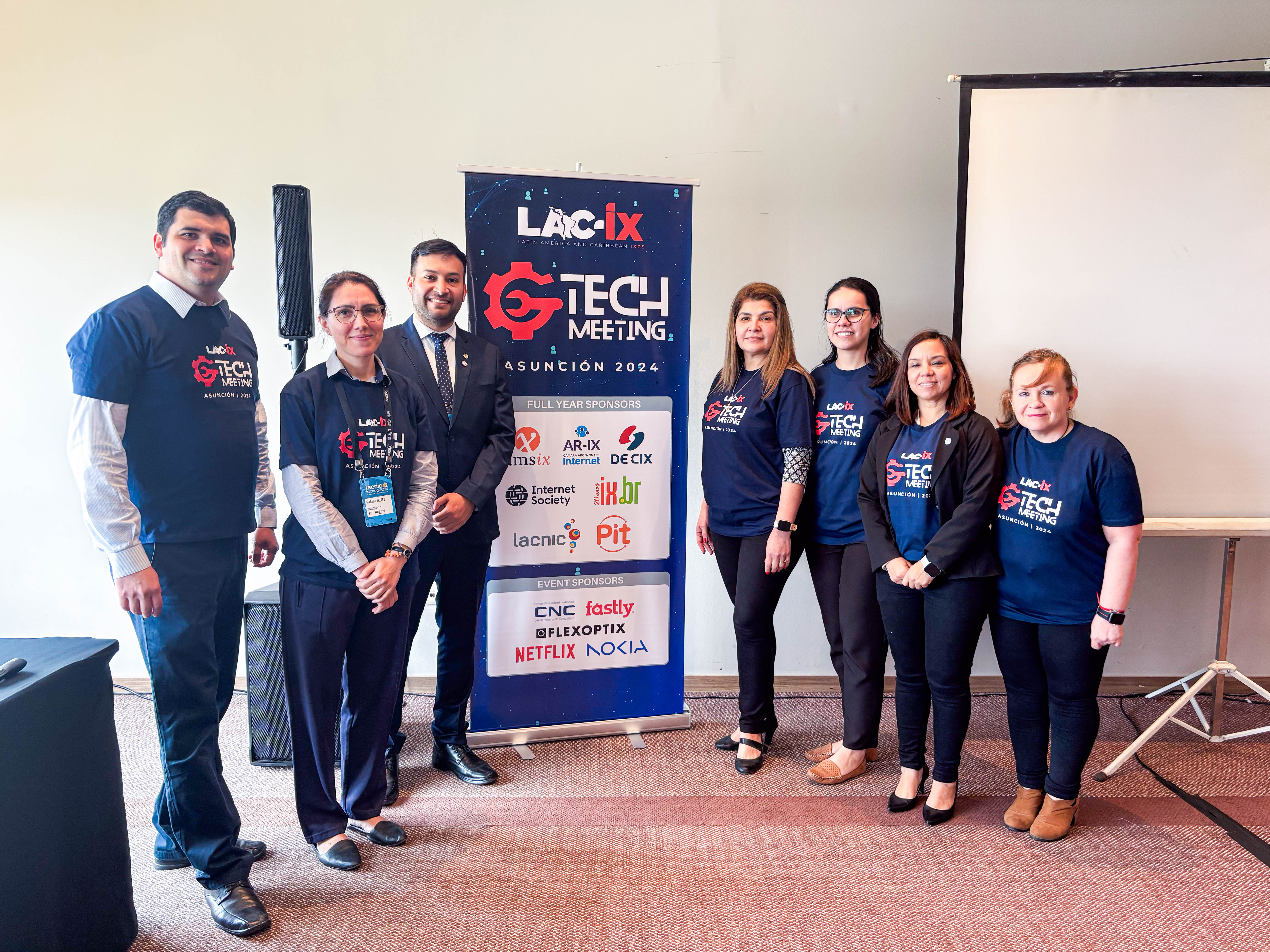 Equipo CNC-UNA, NIC.py e IXPy presentes en LAC-ix. Foto: CNC, UNA.