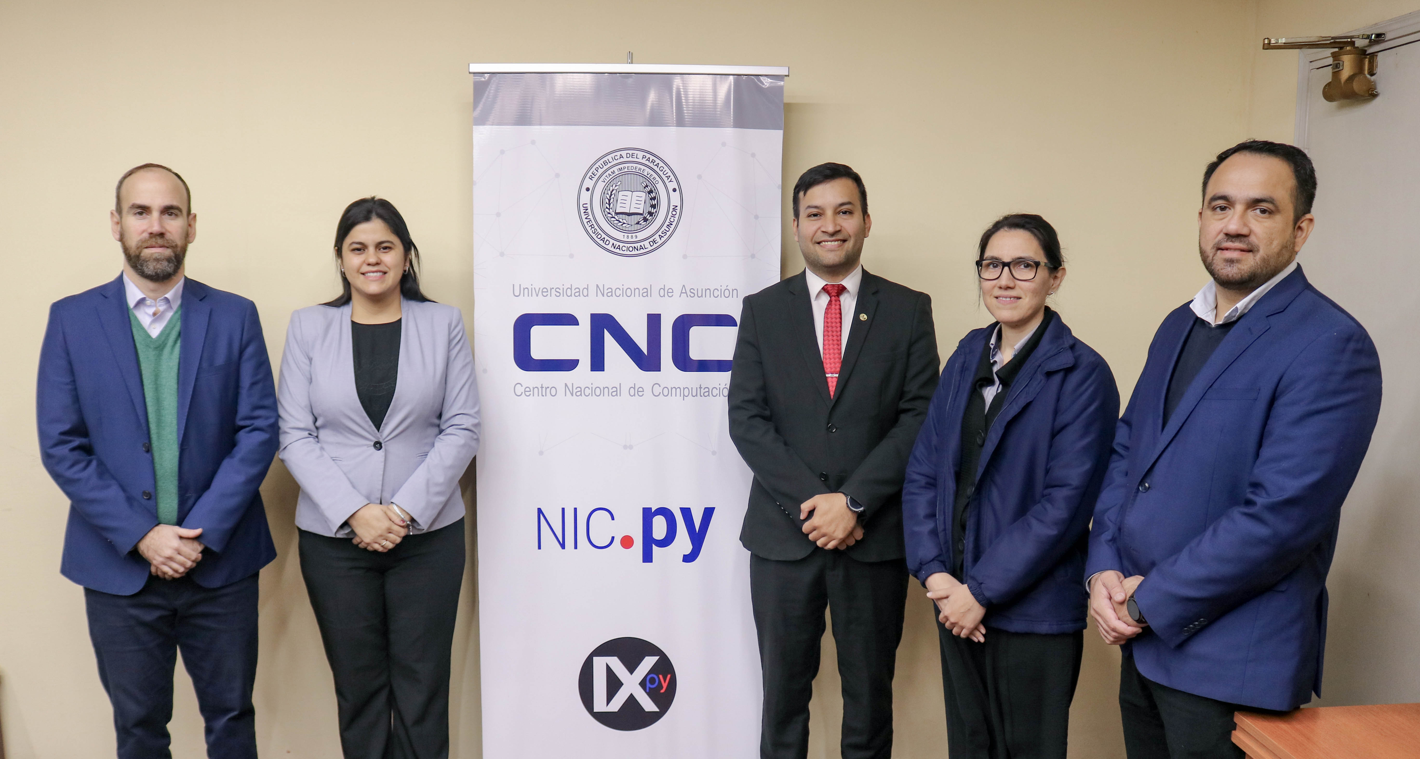 SEDECO(Izquierda a derecha) Abg. Gustavo Benítez, Director de Asuntos Jurídicos de SEDECO, Mg. Juana Arce, Jefa de Relaciones Interinstitucionales e Internacionales de SEDECO, Lic. Adrián Almirón, Director General del CNC,Lic. Martha Fretes, Directora del NIC.py, Lic. Fernando Moreno, Director de Proyectos TIC del CNC. Foto: CNC, UNA.