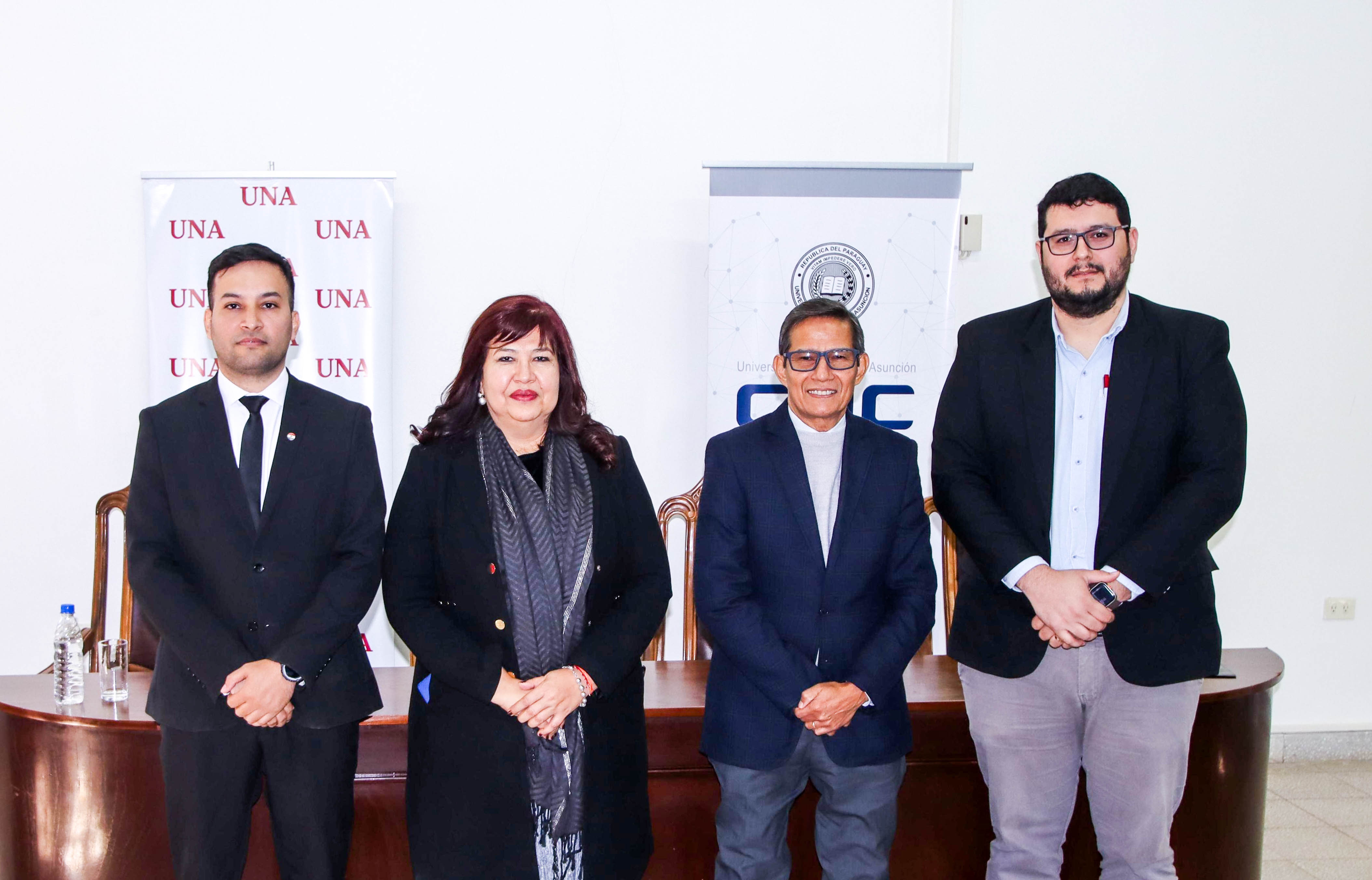 (Izquierda a derecha) Lic. Adrián Almirón, Dir. General del CNC;  Prof. Dra. Zully Vera de Molinas, Rectora de la UNA; Prof. Dr. Miguel Torres Ñumbay, Vicerrector de la UNA; Ing. Alberto Zayas, Dir. General saliente del CNC. Foto: Gentileza DRI, UNA.