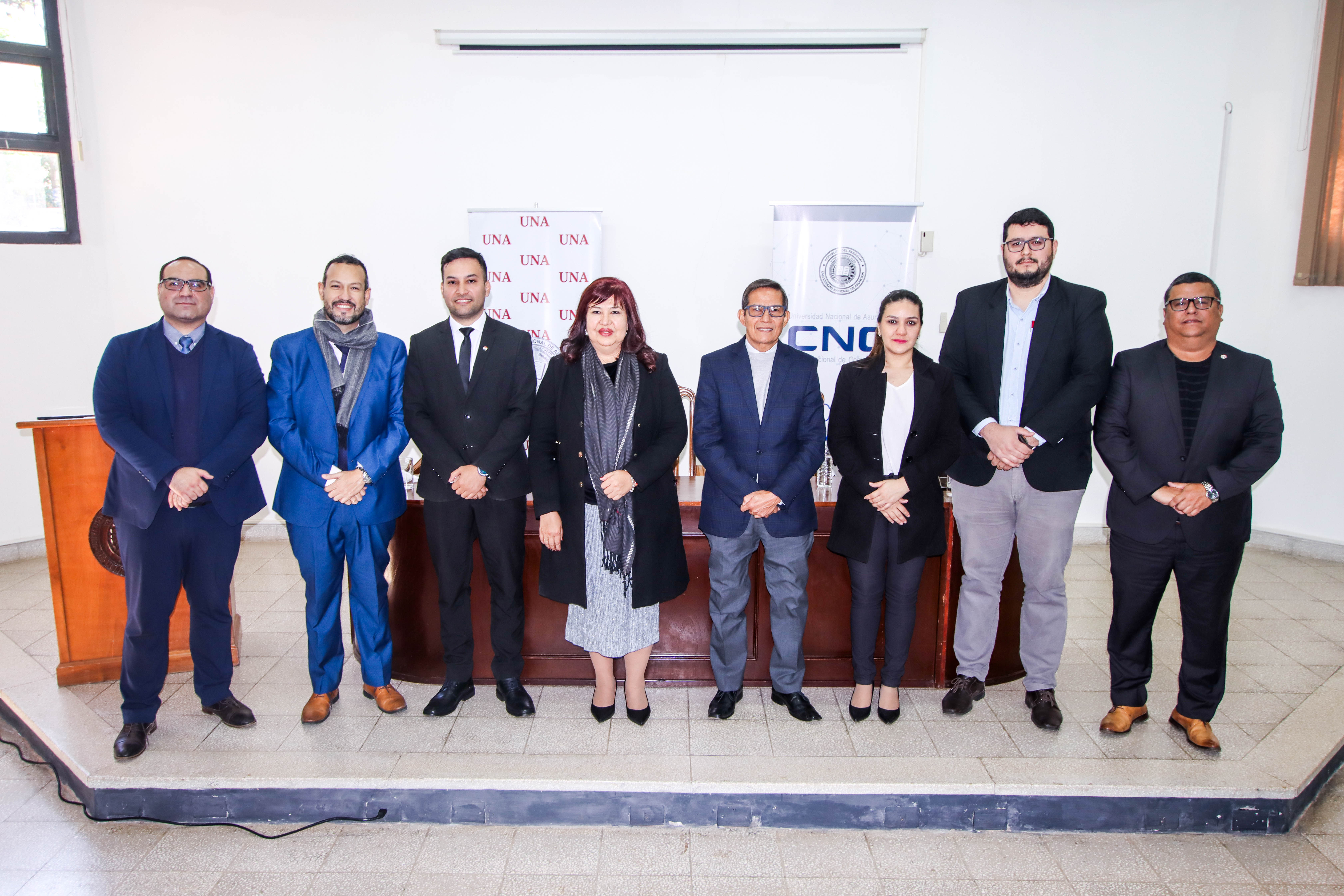 Prof. Dra. Zully Vera de Molinas, Rectora de la UNA; el Prof. Dr. Miguel Torres Ñumbay, Vicerrector de la UNA; 
Lic. Adrián Almirón, Director General del CNC, UNA; autoridades institucionales. Foto: Gentileza DRI, UNA.
