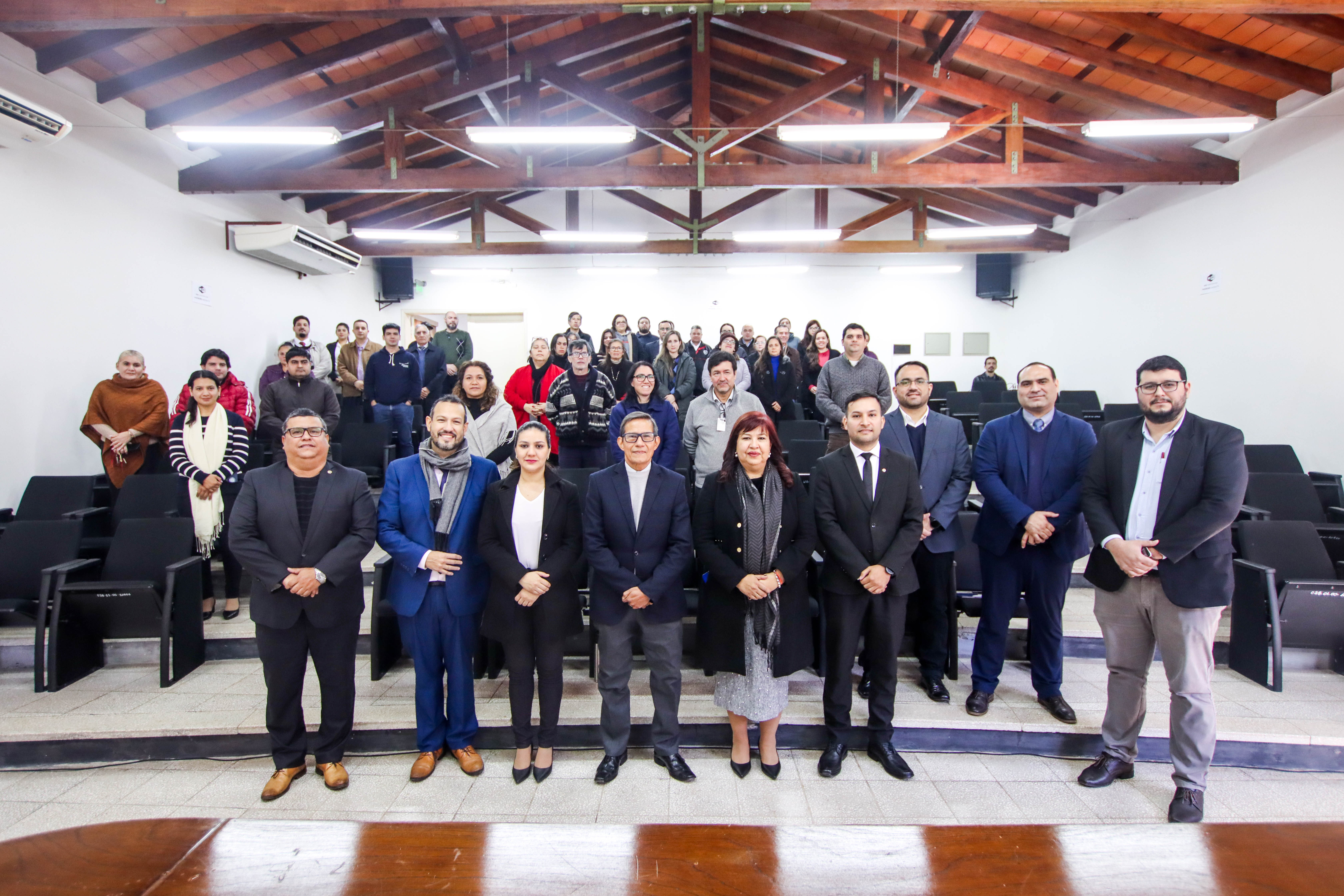 Prof. Dra. Zully Vera de Molinas, Rectora de la UNA; el Prof. Dr. Miguel Torres Ñumbay, Vicerrector de la UNA; autoridades institucionales 
y funcionarios del CNC.Foto: Gentileza DRI, UNA.
