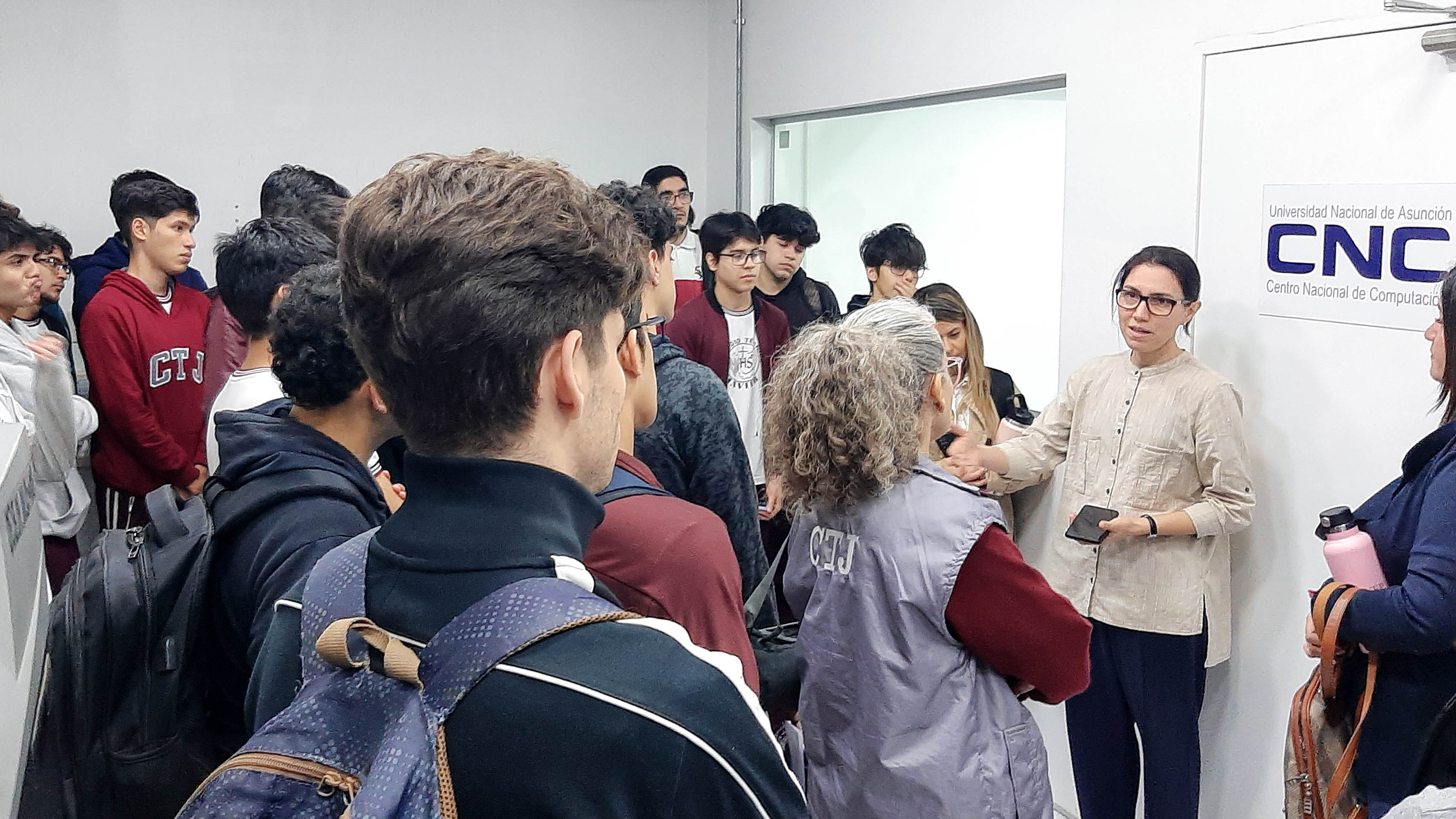 Lic. Martha Fretes, Directora del NIC.py explicando a docentes y estudiantes del Colegio Técnico Javier durante la visita. Foto: CNC, UNA.
