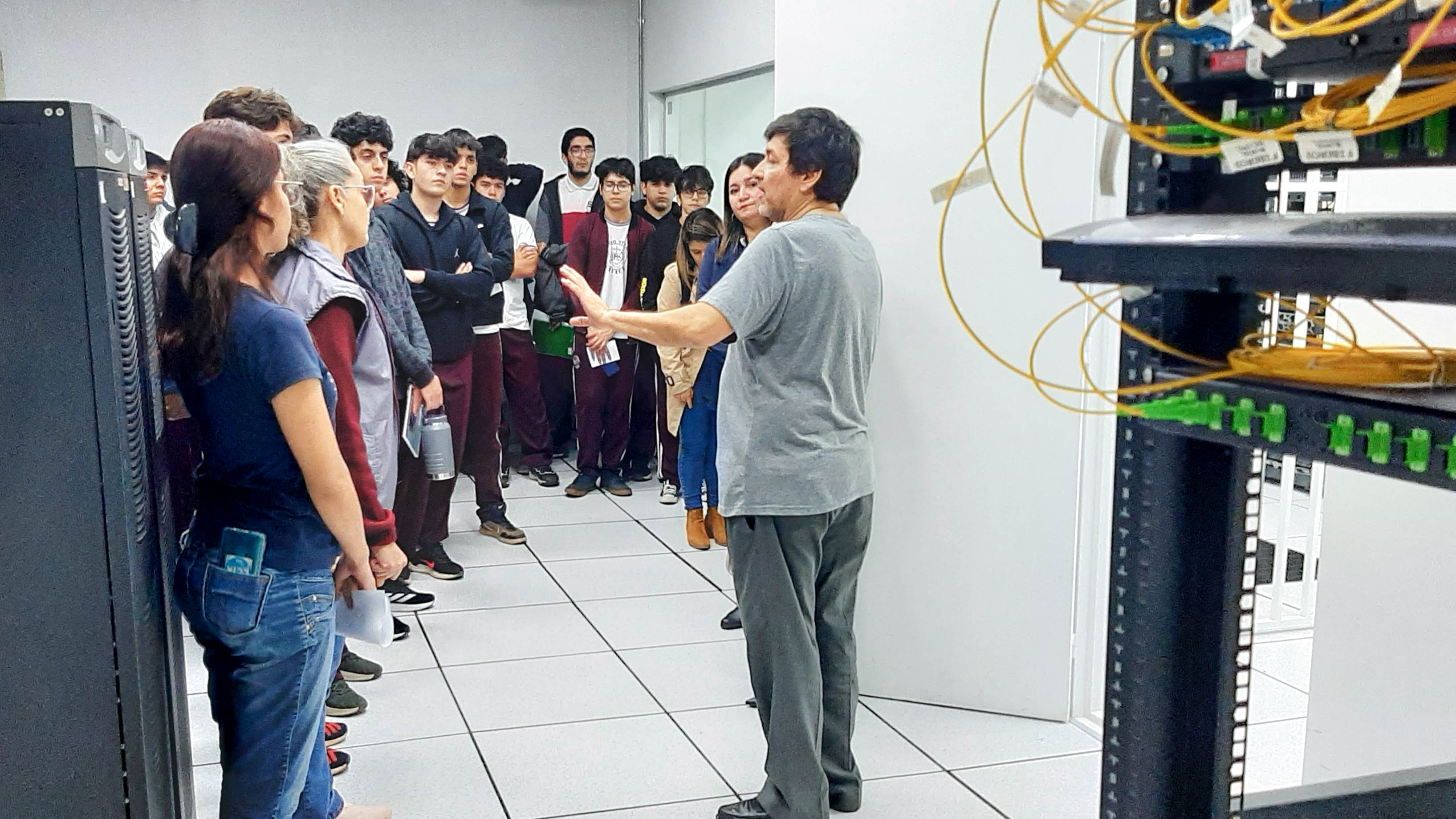 Sr. Mario Aranda explicando a docentes y estudiantes del Colegio Técnico Javier durante la visita. Foto: CNC, UNA.