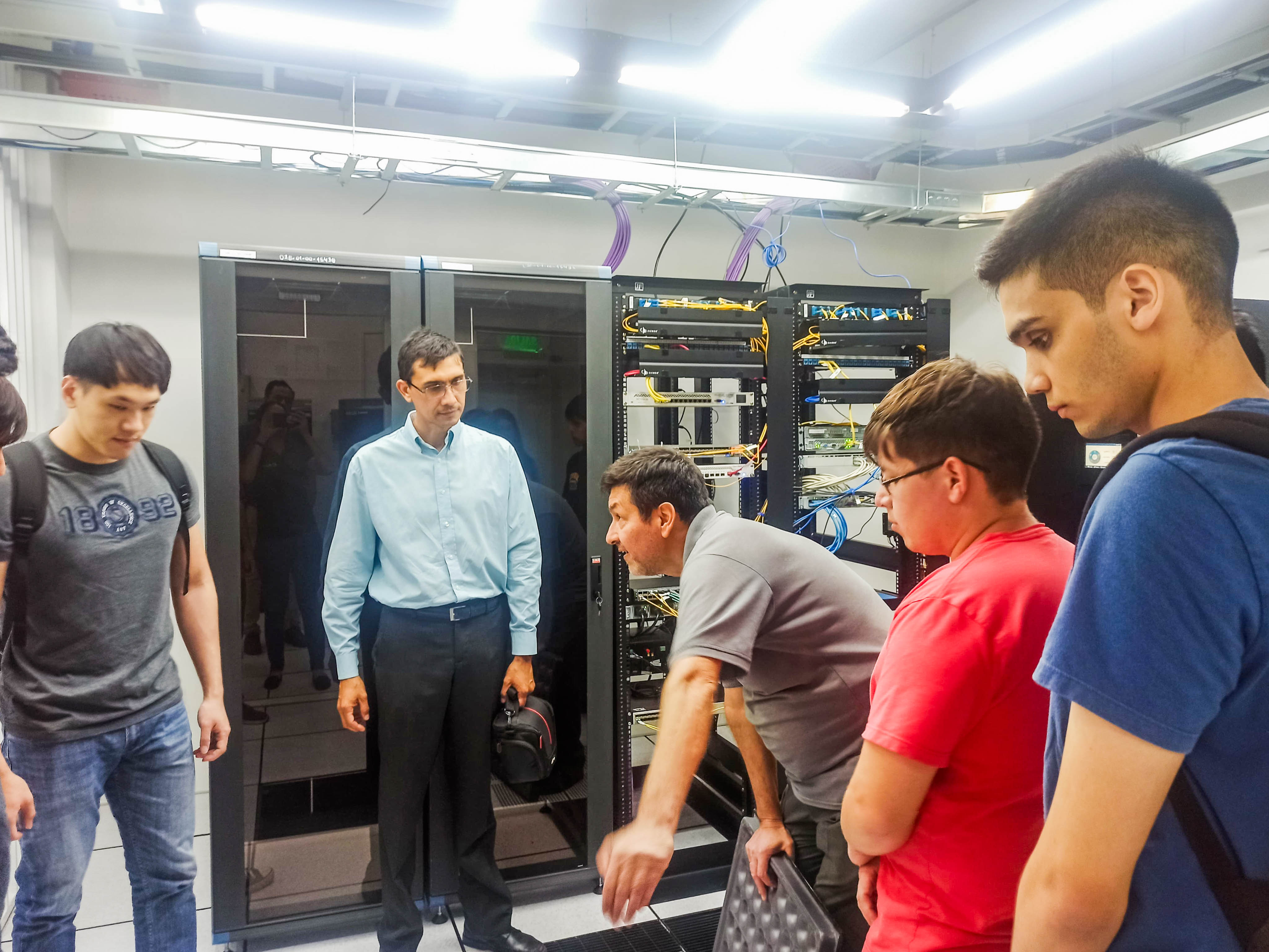 Visita técnica al Data Center, estudiantes de la Cátedra Planificación y Gestión de Redes de la FIUNA. Foto: Gentileza.