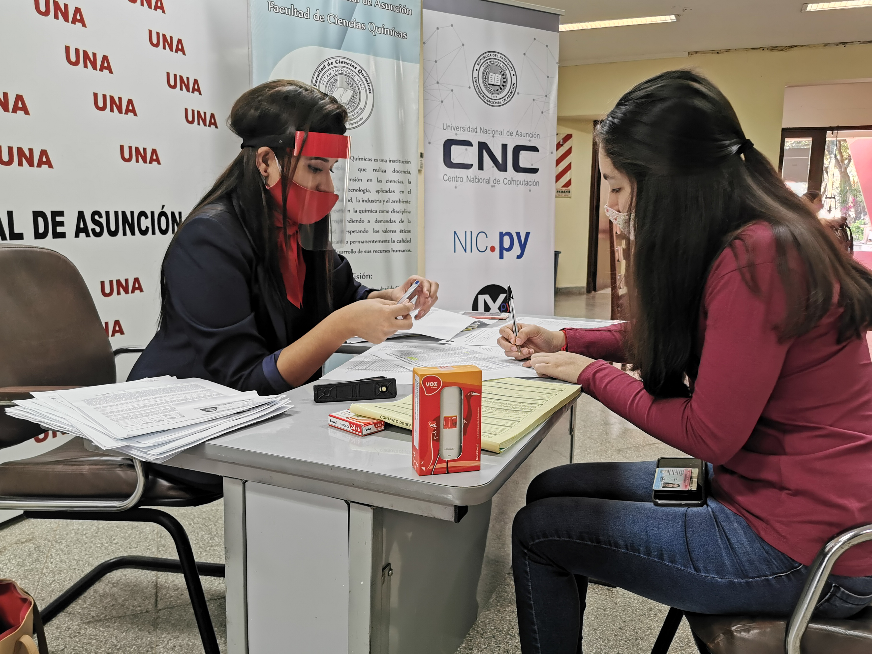 La UNA entrega Modems y SIM cards a estudiantes